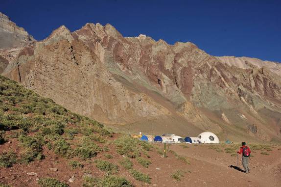 Após visitar Plaza Francia, retornando ao acampamento de Confluencia, no Parque Provincial Aconcágua, região de Mendoza, no oeste da Argentina